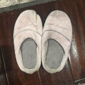 Women’s slippers size 7